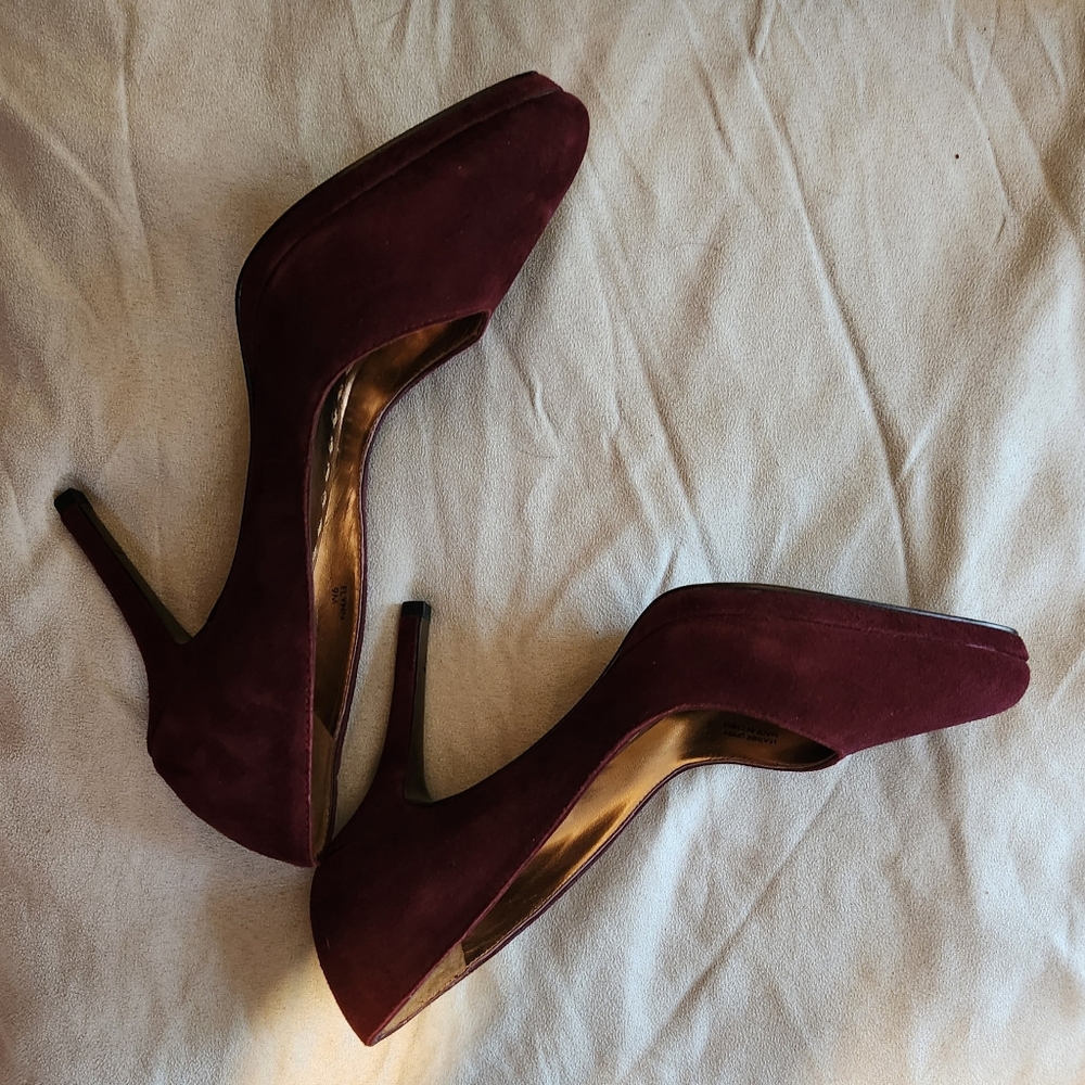 Tahari burgundy/plum suede classic heels size 9